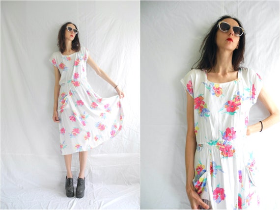 80's does the 40's white watercolour floral print… - image 1