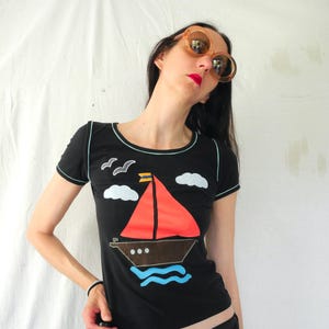 90s/Y2K Cacharel Kitsch Boot Druck und Applikation Kurzarm schwarzes T- Shirt.