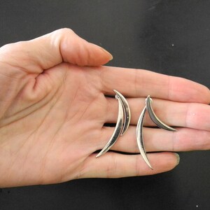 90s/Y2K minimal vintage silvertone double crescent drop earrings