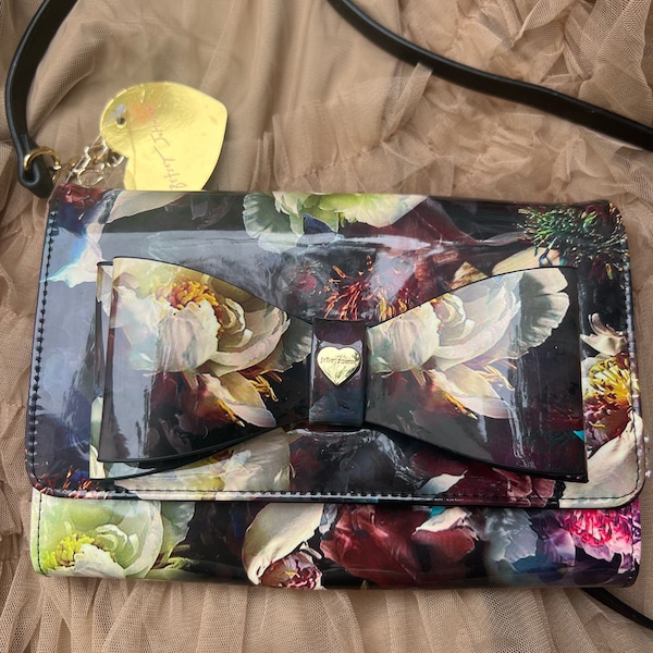 Betsey Johnson floral purse, new luxury brand,bow purse,flowers handbag,dress up,very nice purse brand new