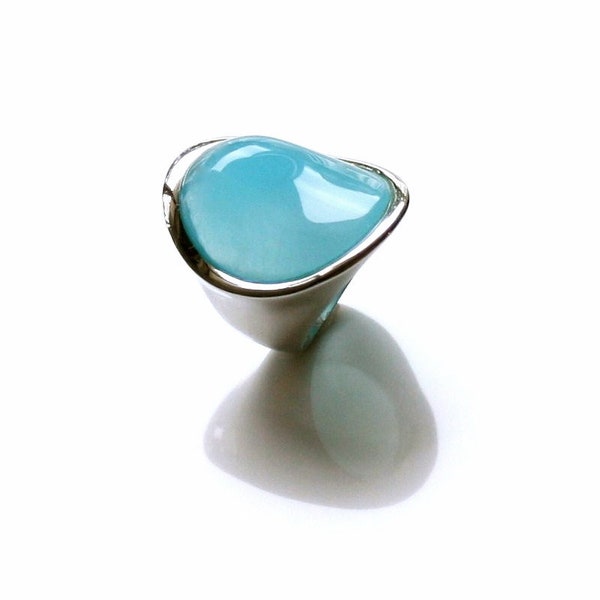 Stunning blue chalcedony cocktail ring in sterling silver. Modern, unique  and high fashion ring.