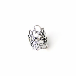 Beautiful vintage sterling silver floral lace ring in oxidized finish to bring out detail and show contrast.