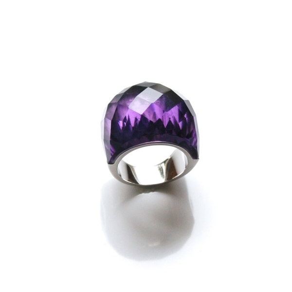 Stunning amethyst gemstone ring on a dome design. Fashion cocktail ring. size 5