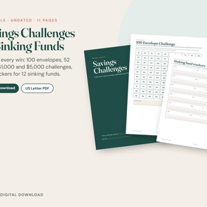 Pu&ograve; includere: Un set di pagine stampabili per sfide di risparmio e tracker di fondi di accantonamento. I documenti presentano layout verde scuro e bianco con testo che include Savings Challenges, 100 Envelope Challenge e Sinking fund trackers.