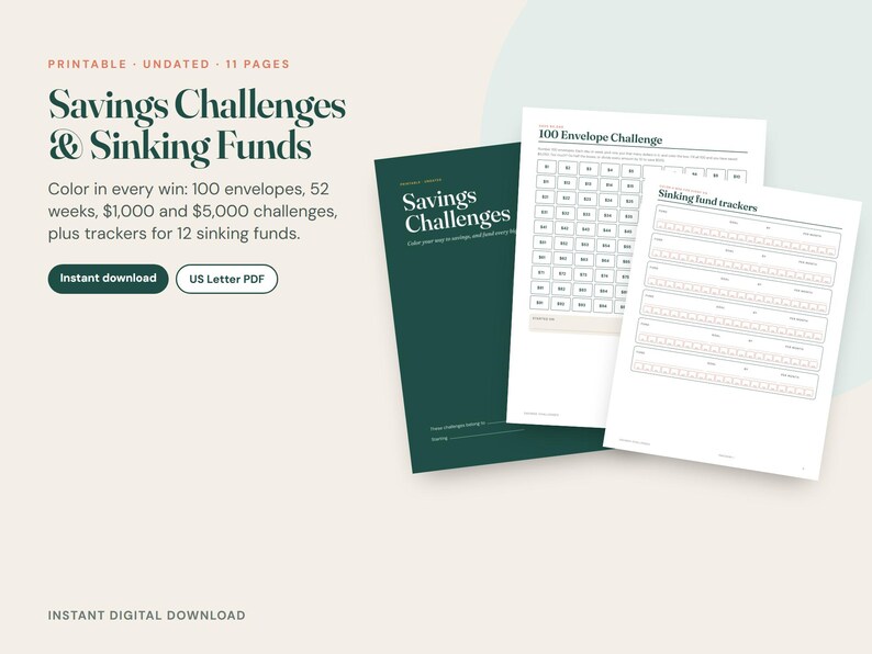 Pu&ograve; includere: Un set di pagine stampabili per sfide di risparmio e tracker di fondi di accantonamento. I documenti presentano layout verde scuro e bianco con testo che include Savings Challenges, 100 Envelope Challenge e Sinking fund trackers.
