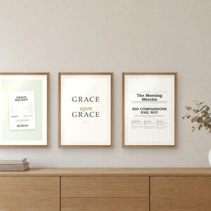 Op de afbeelding: Drie ingelijste wandkunstprints met lichthouten lijsten. De linker print toont een bonnetje met het label Grace Receipt. De middelste print bevat de tekst Grace upon Grace. De rechter print toont The Morning Mercies His Compassions Fail Not.