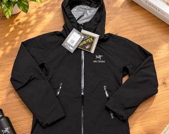 Giacca con cappuccio nera impermeabile ispirata ad Arc'teryx, guscio tecnico per attività all'aperto, giacca da trekking e campeggio, giacca antipioggia leggera