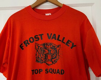 Camiseta deportiva naranja de la década de 1980, fabricada en EE. UU., con diseño de gato, tigre y lince, Frost Valley, Nueva York.