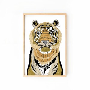Puede incluir: Una impresi&oacute;n art&iacute;stica enmarcada con una ilustraci&oacute;n de un tigre. La cara del tigre est&aacute; compuesta de papel en capas con texto, en tonos de beige, dorado y negro. La obra de arte est&aacute; sobre un fondo blanco, con un marco de madera natural.
