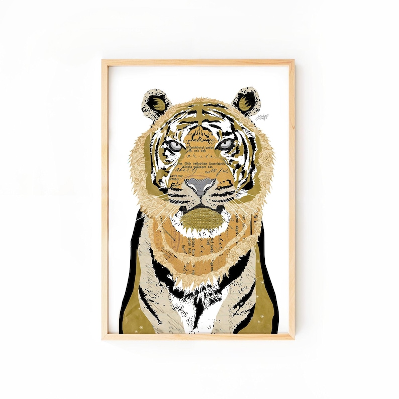 Puede incluir: Una impresi&oacute;n art&iacute;stica enmarcada con una ilustraci&oacute;n de un tigre. La cara del tigre est&aacute; compuesta de papel en capas con texto, en tonos de beige, dorado y negro. La obra de arte est&aacute; sobre un fondo blanco, con un marco de madera natural.