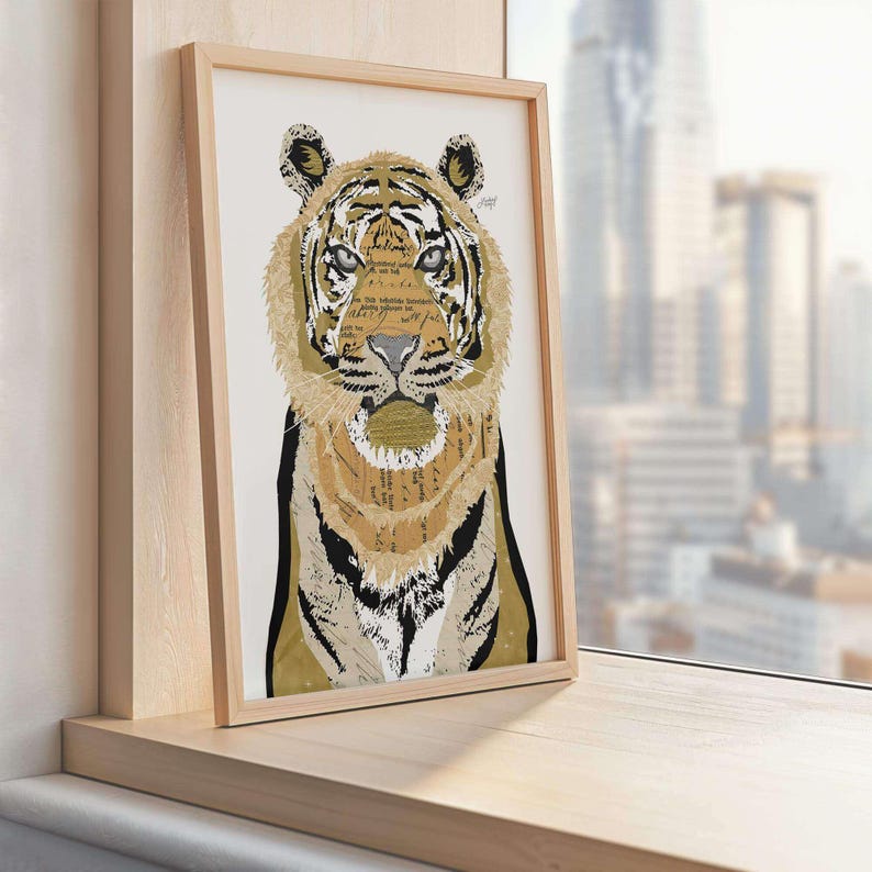 Puede incluir: Una impresi&oacute;n art&iacute;stica enmarcada que presenta la cara de un tigre. El pelaje del tigre es una mezcla de dorado, marr&oacute;n y negro, con la cara y la melena que incorporan texto de p&aacute;ginas de libros antiguos. La obra de arte se muestra en un marco de madera clara.