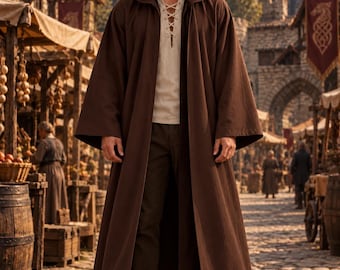Immergiti nel mondo medievale con questo mantello con cappuccio.