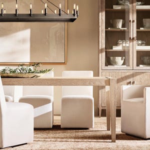 Mesa de comedor rectangular de madera maciza con patas cónicas, diseño de inspiración francesa, 72–120 pulgadas.