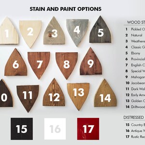 Puede incluir: Carta de colores de tinte para madera y pintura envejecida con 17 opciones diferentes. La carta presenta muestras de madera numeradas del 1 al 14 y muestras de pintura numeradas del 15 al 17. Las muestras de madera est&aacute;n dispuestas en forma triangular, mientras que las muestras de pintura est&aacute;n dispuestas en forma cuadrada. La carta est&aacute; etiquetada como "Opciones de tinte y pintura" y "Tinte para madera" y "Pintura envejecida".