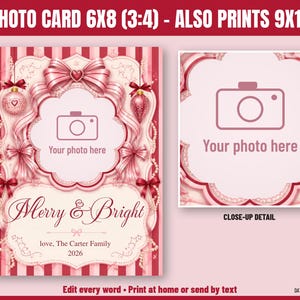 Pode incluir: Um modelo de cart&atilde;o de fotos de feriado rosa e vermelho com listras verticais, la&ccedil;os decorativos, ornamentos pendurados e cord&otilde;es de p&eacute;rolas. O texto diz Merry & Bright, love, The Carter Family, 2026 e Your photo here. Tamanho para impress&otilde;es 6x8 e 9x12.