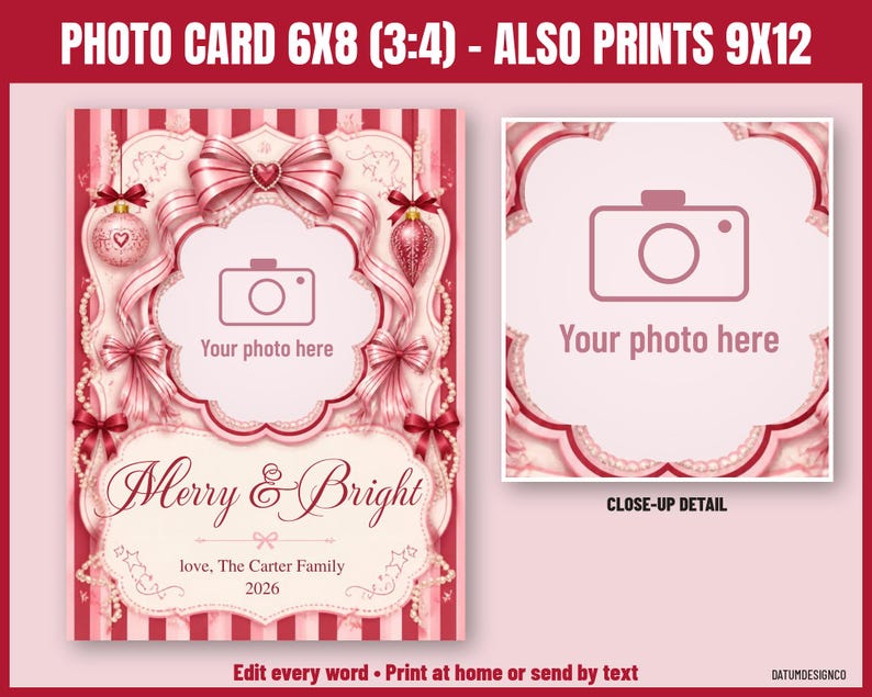 Pode incluir: Um modelo de cart&atilde;o de fotos de feriado rosa e vermelho com listras verticais, la&ccedil;os decorativos, ornamentos pendurados e cord&otilde;es de p&eacute;rolas. O texto diz Merry & Bright, love, The Carter Family, 2026 e Your photo here. Tamanho para impress&otilde;es 6x8 e 9x12.