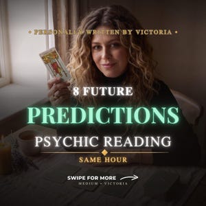 Könnte beinhalten: Eine Person mit lockigem Haar hält eine Tarotkarte. Der Text lautet: PERSONALLY WRITTEN BY VICTORIA, 8 FUTURE PREDICTIONS, PSYCHIC READING, SAME HOUR, SWIPE FOR MORE, MEDIUM VICTORIA. Eine Kerze und eine Tasse stehen auf dem Tisch neben Tarotkarten.