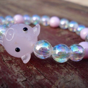 Glass Pig Beaded Bracelet: Iridescent Pink Animal Jewelry