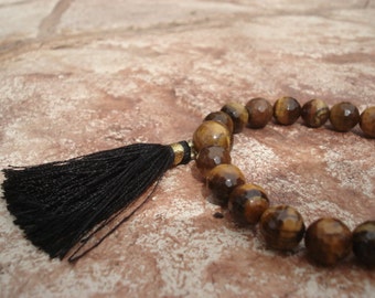 Bracciale Mala in occhio di tigre con nappa nera: rosari per lo yoga