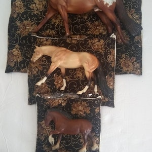 Model Horse & Pony 1:9 classic Stablemate floral quilted satin lined Snuggle Sack Bag Pouches Breyer Peter Stone