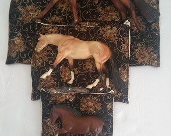 Model Horse & Pony 1:9 classic Stablemate floral quilted satin lined Snuggle Sack Bag Pouches Breyer Peter Stone