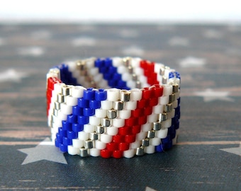 Anillo rojo, blanco y azul, rayas diagonales de colores de EE. UU., joyería patriótica, anillo de peyote americano, banda con cuentas, sin metal, hecho a pedido