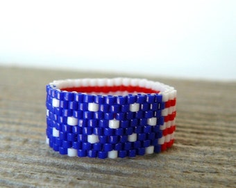 Anillo con la bandera estadounidense, anillo con cuentas rojas, blancas y azules, banda con cuentas con la bandera de EE. UU., joyería patriótica, anillo con motivos estadounidenses, joyería del 4 de julio
