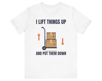Op de afbeelding: Een wit t-shirt met korte mouwen en een afbeelding van een steekwagen met twee gestapelde bruine kartonnen dozen. De tekst "I LIFT THINGS UP" staat boven de afbeelding en "AND PUT THEM DOWN" staat eronder in het donkerblauw.
