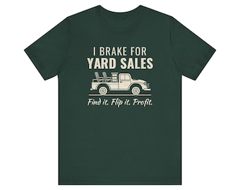 Op de afbeelding: Een donkergroen T-shirt met korte mouwen en een crèmekleurige afbeelding van een pick-up truck met meubels. De tekst luidt I BRAKE FOR YARD SALES en Find it. Flip it. Profit. in een combinatie van schreefloze en scriptlettertypes.