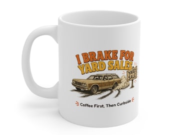 Op de afbeelding: Een witte keramische mok met een afbeelding van een stationwagen met houten panelen die stof opwaait bij een bord voor een garageverkoop. De tekst luidt I BRAKE FOR YARD SALES en Coffee First, Then Curbside in oranje, gele en zwarte letters.