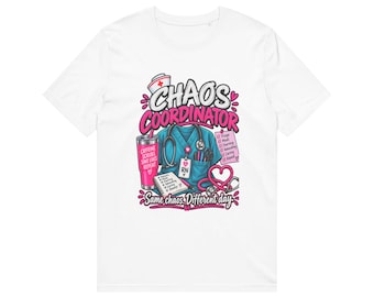 Puede incluir: Una camiseta blanca con un gráfico que incluye el texto "CHAOS COORDINATOR" y "Same chaos. Different day.". El diseño muestra un gorro de enfermería, un vaso rosa, un uniforme azul, un estetoscopio, un portapapeles y una lista de tareas.