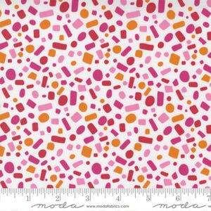 Może przedstawiać: Biała tkanina z powtarzającym się wzorem różowych, pomarańczowych i czerwonych kształtów konfetti.