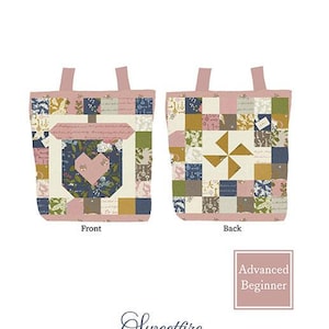 Könnte beinhalten: Eine Tragetasche mit Patchwork-Design, mit dem Text "Under the Oak Tree" und "a dreamy tote for the bookish romantic". Die Tasche ist 38 cm x 38 cm groß und hat eine Vorder- und Rückansicht. Die Vorderseite hat ein Herzdesign, die Rückseite ein Windrad-Design.