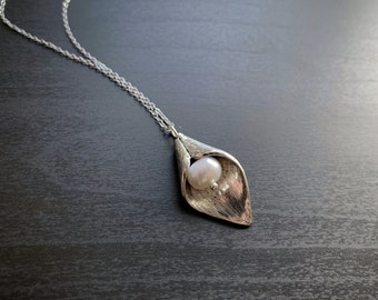 Silver calla lily necklace with pearl