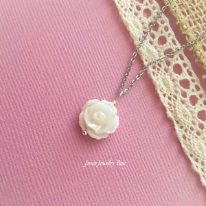 Weiße Muschel Halskette, Weiße Rose Halskette, Weiße Blume Halskette, Zierliche weiße Rose Halskette, Zarte Rose Halskette Bild 1
