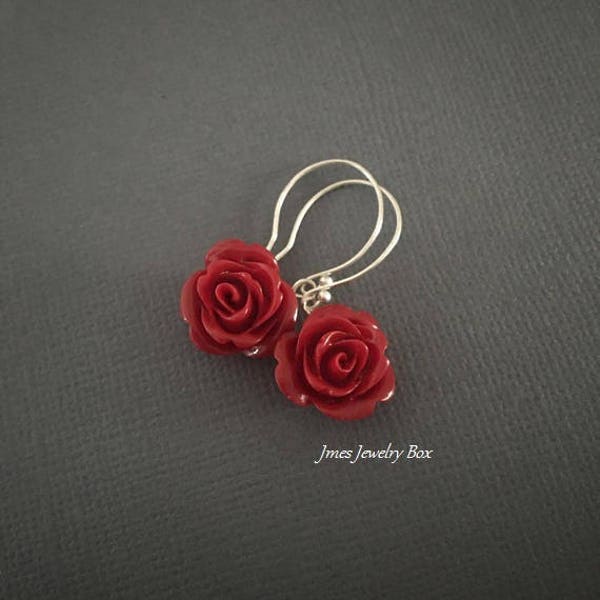 Rode roos oorbellen, Rose oorbellen, Rode bloem oorbellen, Beauty and the beast sieraden, Dangle rose oorbellen, Bruidsmeisjes oorbellen,
