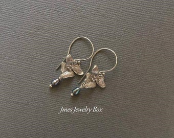 Little silver orchid earrings with freshwater pearls, Silver flower earrings, orchid earrings, Flower jewelry, Orchid jewelry