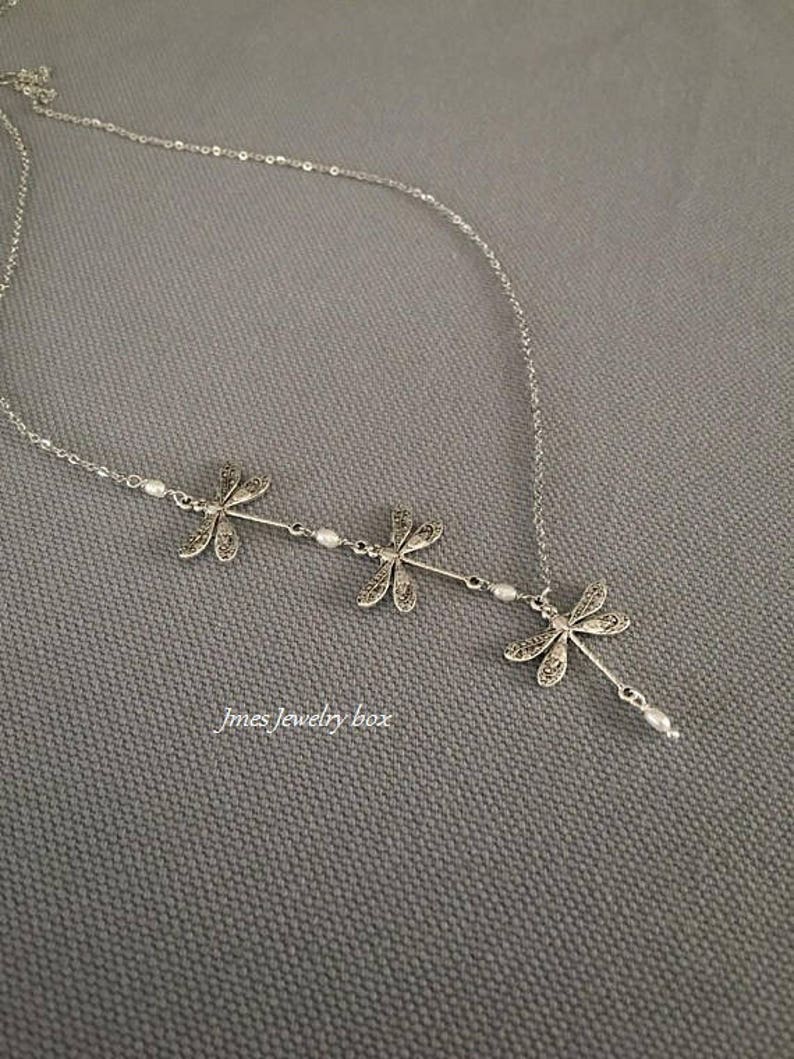 Collar de libélula de plata con pequeñas perlas de agua dulce, Collar trío de libélulas, Tres libélulas de plata, Collar de libélula de plata imagen 5