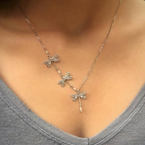 Collar de libélula de plata con pequeñas perlas de agua dulce, Collar trío de libélulas, Tres libélulas de plata, Collar de libélula de plata imagen 8