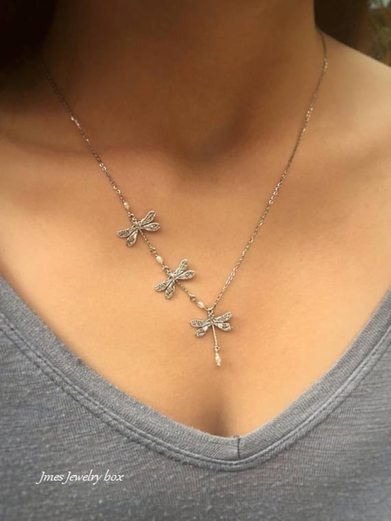 Collar de libélula de plata con pequeñas perlas de agua dulce, Collar trío de libélulas, Tres libélulas de plata, Collar de libélula de plata imagen 8