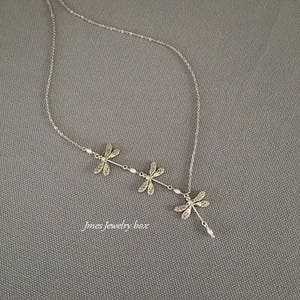 Collar de libélula de plata con pequeñas perlas de agua dulce, Collar trío de libélulas, Tres libélulas de plata, Collar de libélula de plata imagen 4