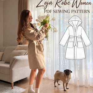 Pode incluir: Um roupão bege texturizado com capuz, mangas compridas e cinto. O texto Zoja Robe Women PDF SEWING PATTERN é exibido acima de um desenho de linha em preto e branco do roupão, que apresenta capuz, cinto e dois bolsos frontais.