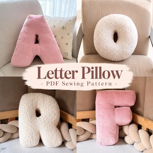 Può includere: Una collezione di cuscini a forma di lettera che include una A in velluto a coste rosa, una O circolare in pelliccia bianca, una R in pelliccia bianca e una F in velluto a coste rosa. Il testo centrale recita Letter Pillow - PDF Sewing Pattern.