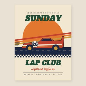 Könnte beinhalten: Ein Poster mit einem roten Rennwagen mit der Nummer 26, der auf einer dunkelblauen Straße mit kariertem Rand fährt. Darüber befindet sich eine große orangefarbene Sonne hinter dem Text Greenskeeper Motor Club, Sunday, Lap Club, Lights out. Coffee on., Round 12, Golden Hour, Est. 2026.