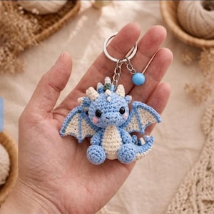 Padrão de chaveiro de dragão de crochê, mini dragão amigurumi em PDF, lindo pingente de dragão de fantasia para bolsa, padrão de presente de crochê DIY
