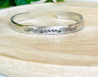 Brazalete de aluminio estampado Nana Metal: detalles florales