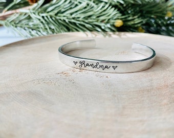 Brazalete con estampado de metal de abuela