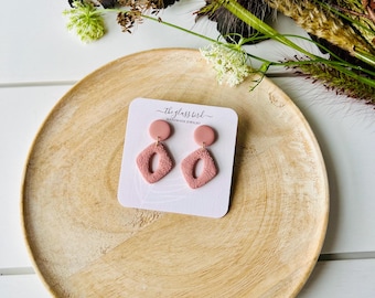Boucles d'oreilles florales mauves en pâte polymère