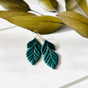 Kolczyki z polimerowej gliny w kolorze szmaragdowo-zielonym z piórami