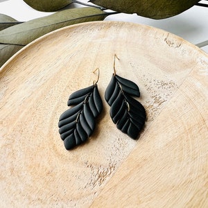 Pendientes de arcilla polimérica con plumas negras